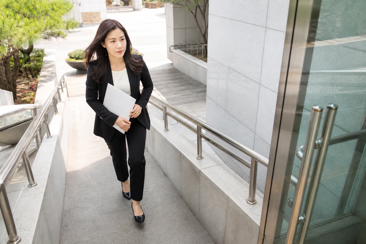 진료기록부 허위작성 관련 자료 확인 장면